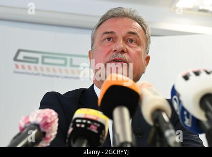 10. August 2021, Hessen, Frankfurt/Main: Claus Weselsky, Vorsitzender der Deutschen Lokführer-Union (GDL), spricht während einer Pressekonferenz in der GDL-Zentrale. In der Streikwahl stimmten 95 Prozent der teilnehmenden Mitglieder für einen Streik. Foto: Arne Dedert/dpa Stockfoto