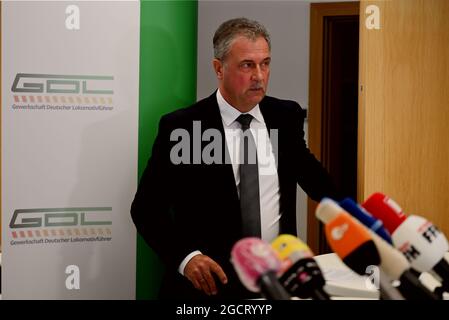 10. August 2021, Hessen, Frankfurt/Main: Claus Weselsky, Vorsitzender der Deutschen Lokführer-Union (GDL), trifft zu einer Pressekonferenz in der GDL-Zentrale ein. In der Abstimmung stimmten 95 Prozent der teilnehmenden Mitglieder für einen Streik. Foto: Arne Dedert/dpa Stockfoto