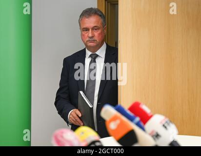 10. August 2021, Hessen, Frankfurt/Main: Claus Weselsky, Vorsitzender der Deutschen Lokführer-Union (GDL), trifft zu einer Pressekonferenz in der GDL-Zentrale ein. In der Abstimmung stimmten 95 Prozent der teilnehmenden Mitglieder für einen Streik. Foto: Arne Dedert/dpa Stockfoto