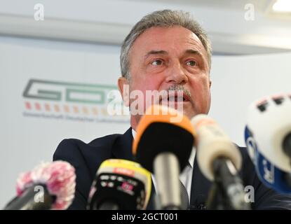 10. August 2021, Hessen, Frankfurt/Main: Claus Weselsky, Vorsitzender der Deutschen Lokführer-Union (GDL), spricht während einer Pressekonferenz in der GDL-Zentrale. In der Streikwahl stimmten 95 Prozent der teilnehmenden Mitglieder für einen Streik. Foto: Arne Dedert/dpa Stockfoto