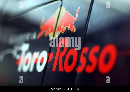 Logo der Scuderia Toro Rosso. Formel-1-Tests, Tag zwei, Freitag, 1. März 2013. Barcelona, Spanien. Stockfoto