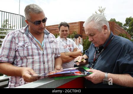 Alan Jones (AUS) signiert Autogramme für die Fans. Großer Preis von Australien, Mittwoch, 13. März 2013. Albert Park, Melbourne, Australien. Stockfoto