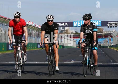 (L bis R): Paul di Resta (GBR) Sahara Force India F1 mit Sir Chris Hoy (GBR) Olympic Track Cycling Champion und Martin Brundle (GBR) Sky Sports Kommentator. Großer Preis von Australien, Mittwoch, 13. März 2013. Albert Park, Melbourne, Australien. Stockfoto