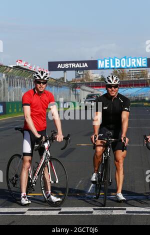 (L bis R): Paul di Resta (GBR) Sahara Force India F1 mit Sir Chris Hoy (GBR) Olympic Track Cycling Champion. Großer Preis von Australien, Mittwoch, 13. März 2013. Albert Park, Melbourne, Australien. Stockfoto