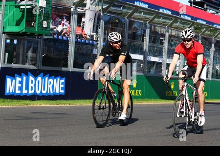 (L bis R): Sir Chris Hoy (GBR) Olympic Track Cycling Champion mit Paul di Resta (GBR) Sahara Force India F1. Großer Preis von Australien, Mittwoch, 13. März 2013. Albert Park, Melbourne, Australien. Stockfoto