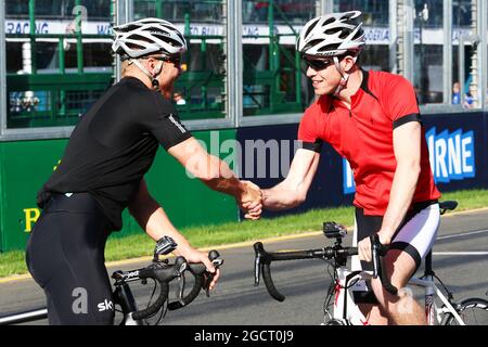 (L bis R): Sir Chris Hoy (GBR) Olympic Track Cycling Champion mit Paul di Resta (GBR) Sahara Force India F1. Großer Preis von Australien, Mittwoch, 13. März 2013. Albert Park, Melbourne, Australien. Stockfoto