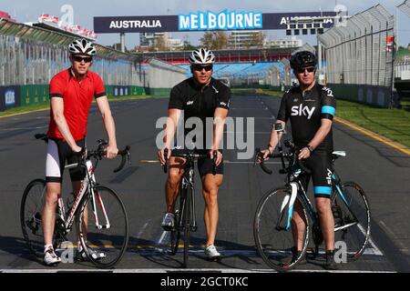 (L bis R): Paul di Resta (GBR) Sahara Force India F1 mit Sir Chris Hoy (GBR) Olympic Track Cycling Champion und Martin Brundle (GBR) Sky Sports Kommentator. Großer Preis von Australien, Mittwoch, 13. März 2013. Albert Park, Melbourne, Australien. Stockfoto