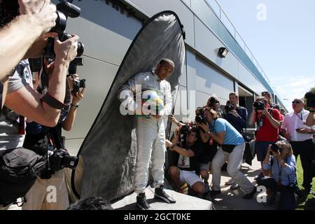 Lewis Hamilton (GBR) Mercedes AMG F1 hat während der Fahrerporträts-Session den Hintergrund auf ihn fallen lassen. Großer Preis von Australien, Donnerstag, 14. März 2013. Albert Park, Melbourne, Australien. Stockfoto