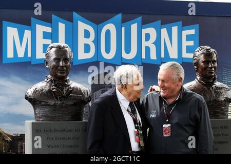 (L bis R): Sir Jack Brabham (AUS) und sein Mitweltmeister Alan Jones (AUS) mit den Statuen, die zu ihren Ehren enthüllt wurden. Großer Preis von Australien, Sonntag, 17. März 2013. Albert Park, Melbourne, Australien. Stockfoto