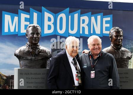 (L bis R): Sir Jack Brabham (AUS) und sein Mitweltmeister Alan Jones (AUS) mit den Statuen, die zu ihren Ehren enthüllt wurden. Großer Preis von Australien, Sonntag, 17. März 2013. Albert Park, Melbourne, Australien. Stockfoto