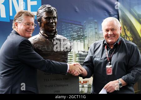 F1-Weltmeister Alan Jones (AUS) und eine Statue, die ihm zu Ehren enthüllt wurde. Großer Preis von Australien, Sonntag, 17. März 2013. Albert Park, Melbourne, Australien. Stockfoto