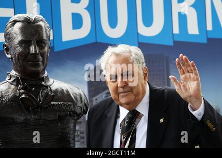 F1-Weltmeister Sir Jack Brabham (AUS) mit einer Statue, die ihm zu Ehren enthüllt wurde. Großer Preis von Australien, Sonntag, 17. März 2013. Albert Park, Melbourne, Australien. Stockfoto