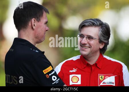 (L bis R): Alan permanente (GBR) Renault Race Engineer mit Pat Fry (GBR) Ferrari Deputy Technical Director und Head of Race Engineering. Großer Preis von Malaysia, Freitag, 22. März 2013. Sepang, Kuala Lumpur, Malaysia. Stockfoto