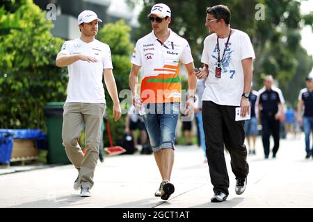 (L bis R): Nico Rosberg (GER) Mercedes AMG F1 mit Adrian Sutil (GER) Sahara Force India F1. Großer Preis von Malaysia, Freitag, 22. März 2013. Sepang, Kuala Lumpur, Malaysia. Stockfoto