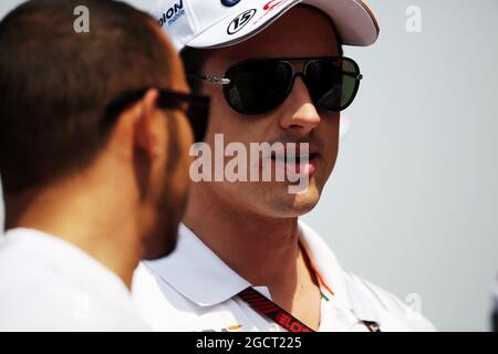 (L bis R): Lewis Hamilton (GBR) Mercedes AMG F1 mit Adrian Sutil (GER) Sahara Force India F1 auf der Fahrerparade. Großer Preis von China, Sonntag, 14. April 2013. Shanghai, China. Stockfoto