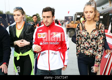 Fernando Alonso (ESP) Ferrari mit Freundin Dasha Kapustina (RUS) (rechts). Großer Preis von China, Sonntag, 14. April 2013. Shanghai, China. Stockfoto