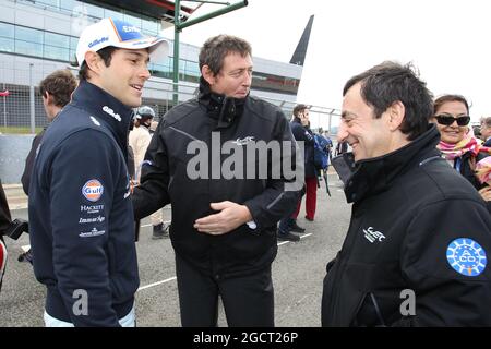 (L bis R): Bruno Senna (BRA) Aston Martin Vantage V8 mit Gerard Neveu, CEO von FIA WEC, und Pierre Gillon, Leiter von ACO. FIA-Langstrecken-Weltmeisterschaft, Runde 1, Sonntag, 14. April 2013. Silverstone, England. Stockfoto