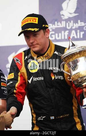 Kimi Räikkönen (FIN) Lotus F1 Team feiert seinen zweiten Platz auf dem Podium. Großer Preis von Bahrain, Sonntag, 23. April 2013. Sakhir, Bahrain. Stockfoto