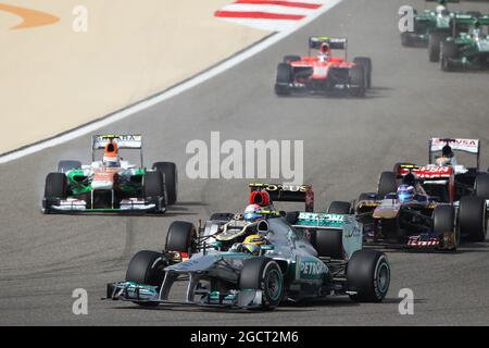 Lewis Hamilton (GBR) Mercedes AMG F1 W04 beim Start des Rennens als Adrian Sutil (GER) Sahara Force India VJM06 einen Reifenschaden erleidet. Großer Preis von Bahrain, Sonntag, 23. April 2013. Sakhir, Bahrain. Stockfoto