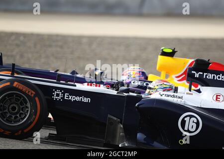 Pastor Maldonado (EHRW.) Williams FW35 kämpft mit Mark Webber (AUS) Red Bull Racing RB9 um die Position. Großer Preis von Bahrain, Sonntag, 23. April 2013. Sakhir, Bahrain. Stockfoto