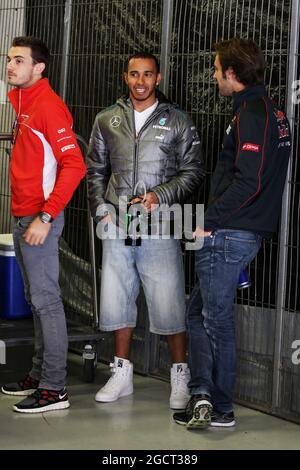 Lewis Hamilton (GBR) Mercedes AMG F1 mit Jean-Eric Vergne (FRA) Scuderia Toro Rosso. Großer Preis von Spanien, Sonntag, 12. Mai 2013. Barcelona, Spanien. Stockfoto