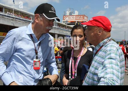 Dr. Dieter Zetsche (GER) Daimler AG CEO mit Niki Lauda (AUT) Mercedes Non-Executive Chairman am Start. Großer Preis von Spanien, Sonntag, 12. Mai 2013. Barcelona, Spanien. Stockfoto