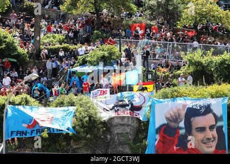 Fans auf dem Hügel mit Transparenten für Fernando Alonso (ESP) Ferrari. Großer Preis von Monaco, Sonntag, 26. Mai 2013. Monte Carlo, Monaco. Stockfoto