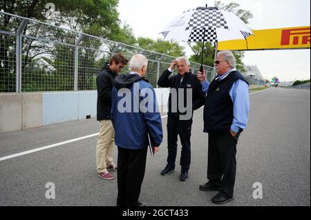 Charlie Whiting (GBR) FIA-Delegierter geht auf der Rennstrecke. Großer Preis von Kanada, Donnerstag, 6. Juni 2013. Montreal, Kanada. Stockfoto