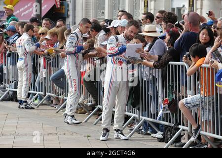 (L bis R): Anthony Davidson (GBR), Sebastien Buemi (SUI), Stephane Sarrazin (FRA) Toyota Racing, Toyota TS030, Hybrid, unterschreiben Autogramme für die Fans. Le Mans 24 Stunden - Vorbereitungen, Dienstag, 18. Juni 2013. Le Mans, Frankreich. Stockfoto