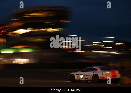 Roald Goethe (GER)/Stuart Hall (GBR)/Jamie Campbell-Walter (GBR) Aston Martin Vantage V8. Le Mans 24 Stunden, Qualifikation, Donnerstag, 20. Juni 2013. Le Mans, Frankreich. Stockfoto