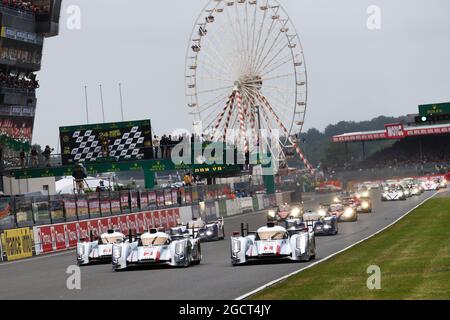 Marcel Fassler (SUI) / Andre Lotterer (GER) / Benoit Treluyer (FRA) Audi Sport Team Joest, Audi R18 e-tron quattro (rechts) führt Tom Kristensen (DEN) / Loic Duval (FRA) / Allan McNish (GBR) Audi Sport Team Joest, Audi R18 e-tron quattro (Mitte) und Lucas Di Grassi (BRA) / Marc Gene (ESP) / Oliver Jarvis (GBR) Audi Sport Team Joest, Audi R18 e-tron quattro (links) zum Rennstart. 24-Stunden-Rennen von Le Mans, Samstag, 22. Juni 2013. Le Mans, Frankreich. Stockfoto