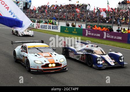 (L bis R): Roald Goethe (GER) / Stuart Hall (GBR) / Jamie Campbell-Walter (GBR) Aston Martin Vantage V8 und zweitplatzierter Anthony Davidson (GBR) / Sebastien Buemi (SUI) / Stephane Sarrazin (FRA) Toyota Racing, Toyota TS030, Hybrid am Ende des Rennens. 24-Stunden-Rennen von Le Mans, Sonntag, 23. Juni 2013. Le Mans, Frankreich. Stockfoto