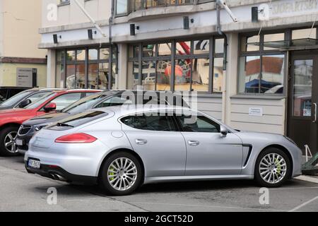 HAUGESUND, NORWEGEN - 22. JULI 2020: Porsche Panamera Hybrid Full Size Luxus Auto in Norwegen geparkt. In Norwegen sind 2.8 Millionen Autos zugelassen (201 Stockfoto