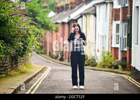 Lewes Sussex UK 10. August 2021 - Ailish Bliss-Moran von der Lewes Old Grammar School in Sussex freut sich sehr, dass sie ihre ERGEBNISSE DER Abiturprüfung erhalten hat. In diesem Jahr wurden die Noten aufgrund der Pandemie nicht durch Prüfungen, sondern durch Schätzungen der Lehrer bestimmt. : Credit Simon Dack / Alamy Live News Stockfoto