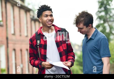 Lewes Sussex UK 10. August 2021 - Adam Nnadi (links) und Max Higgs von der Lewes Old Grammar School in Sussex nach Erhalt ihrer A-Level-Prüfungsergebnisse . In diesem Jahr wurden die Noten aufgrund der Pandemie nicht durch Prüfungen, sondern durch Schätzungen der Lehrer bestimmt. : Credit Simon Dack / Alamy Live News Stockfoto