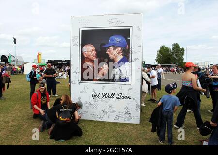 Fans unterschreiben ein Brett mit Unterstützungsbotschaften für Murray Walker (GBR). Großer Preis von Großbritannien, Samstag, 29. Juni 2013. Silverstone, England. Stockfoto