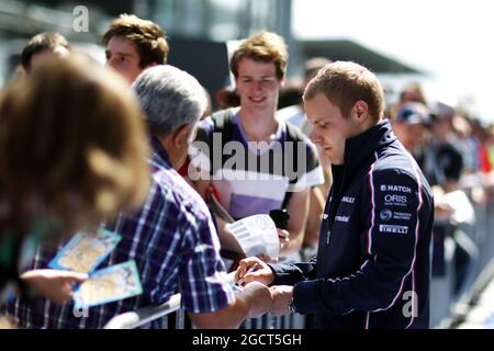 Valtteri Bottas (FIN) Williams gibt Autogramme für die Fans. Großer Preis von Deutschland, Donnerstag, 4. Juli 2013. Nürburgring, Deutschland. Stockfoto