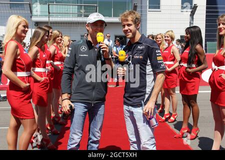 (L bis R): Nico Rosberg (GER) Mercedes AMG F1 und Sebastian Vettel (GER) Red Bull Racing auf der Fahrerparade. Großer Preis von Deutschland, Sonntag, 7. Juli 2013. Nürburgring, Deutschland. Stockfoto