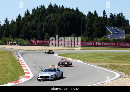 Sebastian Vettel (GER) Red Bull Racing RB9 führt hinter dem Safety Car an. Großer Preis von Deutschland, Sonntag, 7. Juli 2013. Nürburgring, Deutschland. Stockfoto