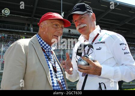 (L bis R): Niki Lauda (AUT) Mercedes Non-Executive Chairman mit Dr. Dieter Zetsche (GER) Daimler AG CEO am Start. Großer Preis von Deutschland, Sonntag, 7. Juli 2013. Nürburgring, Deutschland. Stockfoto