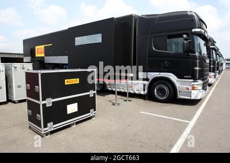 Pirelli Trucks im Fahrerlager. Formel-1-Test für junge Fahrer, Tag 1, Mittwoch, 17. Juli 2013. Silverstone, England. Stockfoto