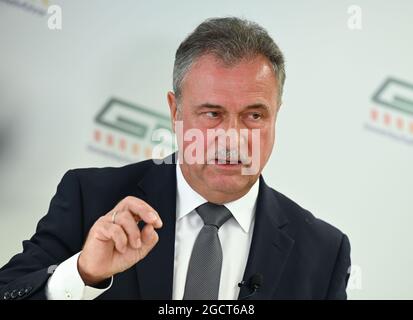 10. August 2021, Hessen, Frankfurt/Main: Claus Weselsky, Vorsitzender der Deutschen Lokführer-Union (GDL), spricht während einer Pressekonferenz in der GDL-Zentrale. In der Streikwahl stimmten 95 Prozent der teilnehmenden Mitglieder für einen Streik. Foto: Arne Dedert/dpa Stockfoto