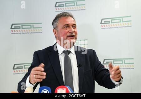 10. August 2021, Hessen, Frankfurt/Main: Claus Weselsky, Vorsitzender der Deutschen Lokführer-Union (GDL), nimmt an einer Pressekonferenz in der GDL-Zentrale Teil. In der Streikwahl stimmten 95 Prozent der teilnehmenden Mitglieder für einen Streik. Foto: Arne Dedert/dpa Stockfoto