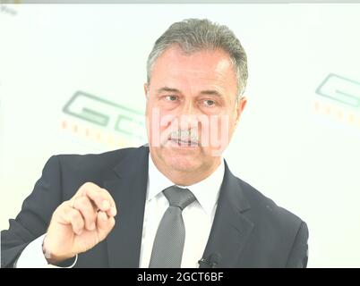 10. August 2021, Hessen, Frankfurt/Main: Claus Weselsky, Vorsitzender der Deutschen Lokführer-Union (GDL), spricht während einer Pressekonferenz in der GDL-Zentrale. In der Streikwahl stimmten 95 Prozent der teilnehmenden Mitglieder für einen Streik. Foto: Arne Dedert/dpa Stockfoto