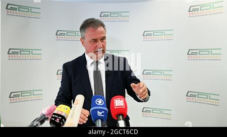 10. August 2021, Hessen, Frankfurt/Main: Claus Weselsky, Vorsitzender der Deutschen Lokführer-Union (GDL), nimmt an einer Pressekonferenz in der GDL-Zentrale Teil. In der Streikwahl stimmten 95 Prozent der teilnehmenden Mitglieder für einen Streik. Foto: Arne Dedert/dpa Stockfoto