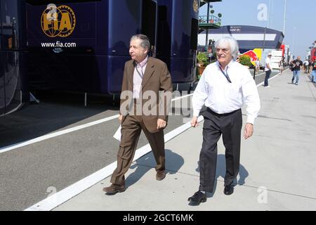 (L bis R): Jean Todt (FRA) FIA President mit Bernie Ecclestone (GBR) CEO Formula One Group (FOM). Großer Preis von Ungarn, Samstag, 27. Juli 2013. Budapest, Ungarn. Stockfoto