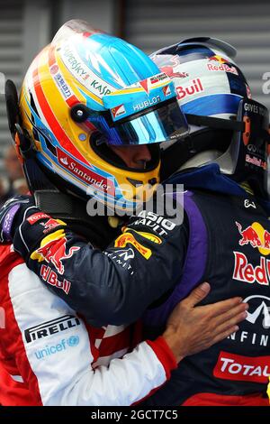 (L bis R): Fernando Alonso (ESP) Ferrari und Rennsieger Sebastian Vettel (GER) Red Bull Racing feiern in Parc Ferme. Großer Preis von Belgien, Sonntag, 25. August 2013. Spa-Francorchamps, Belgien. Stockfoto