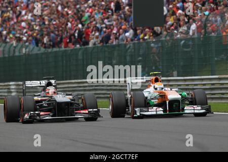 Nico Hulkenberg (GER) sauber C32 und Adrian Sutil (GER) Sahara Force India VJM06 kämpfen um Position. Großer Preis von Belgien, Sonntag, 25. August 2013. Spa-Francorchamps, Belgien. Stockfoto