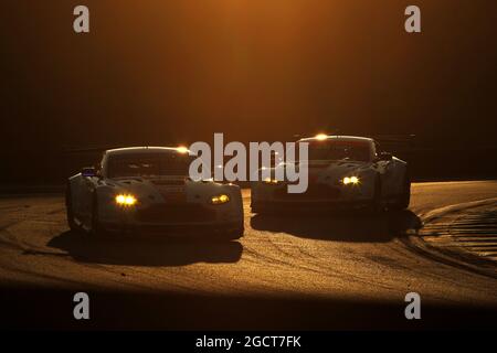 Bruno Senna (BH) / Rob Bell (GBR) Aston Martin Vantage V8 und Christoffer Nygaard (DEN) / Kristian Poulsen (DEN) / Nicki Thiim (DEN) Aston Martin Vantage V8. FIA-Langstrecken-Weltmeisterschaft, Runde 4, Freitag, 30. August 2013. Sao Paulo, Brasilien. Stockfoto