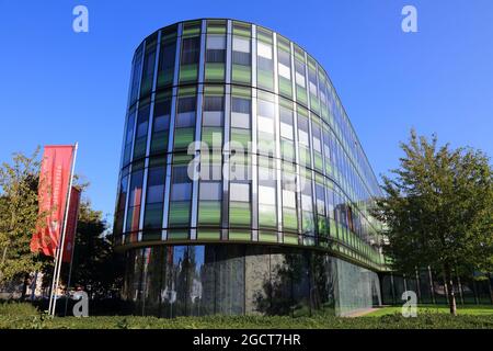 OBERHAUSEN, DEUTSCHLAND - 18. SEPTEMBER 2020: Moderne Architektur der Stadtsparkasse Oberhausen, Deutschland. Oberhausen ist die 15. Größte Stadt des Bundesstaates N Stockfoto